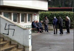 grassina_scritta_antisemita_svastiche